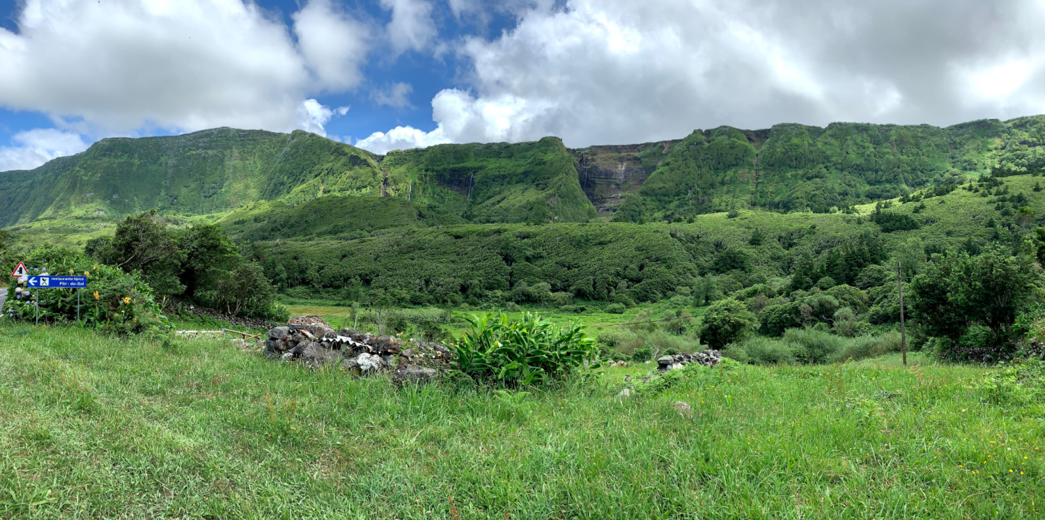 On the road, Ilha das Flores